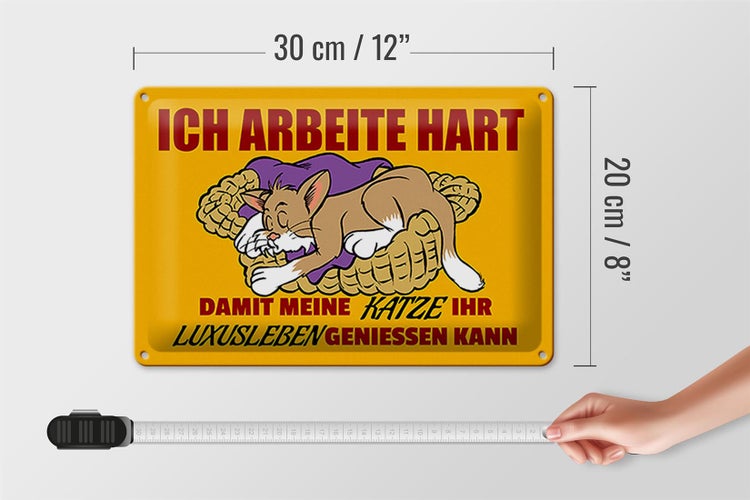 Blechschild Spruch 30x20cm arbeite damit Katze Luxusleben hat