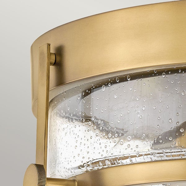 Detailansicht einer Deckenleuchte aus Metall und Glas