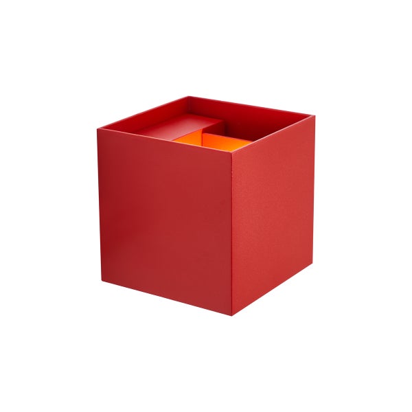 Würfelförmige Wandleuchte in Rot mit warmweißem Lichtaustritt.