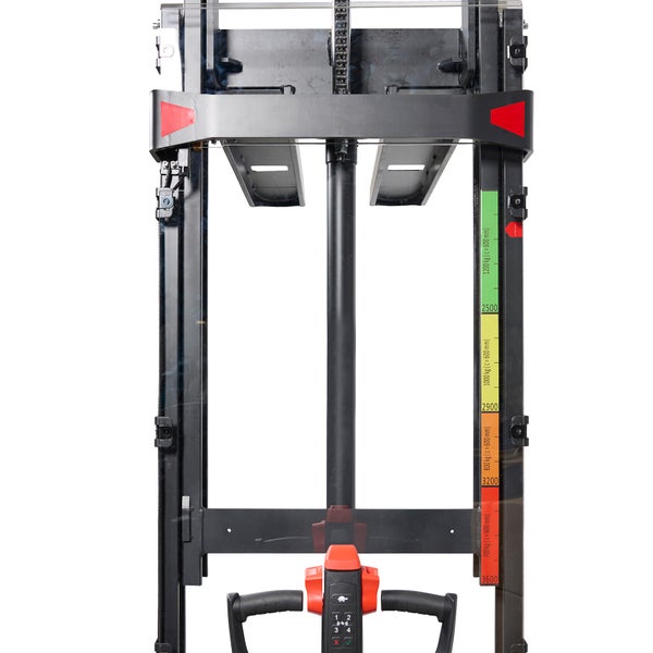 Detailansicht eines Gabelstaplers mit Lastdiagramm und Bedienelementen
