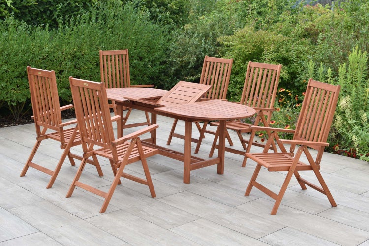 Gartenset mit Ausziehtisch und sechs Klappstühlen aus Holz auf einer Terrasse