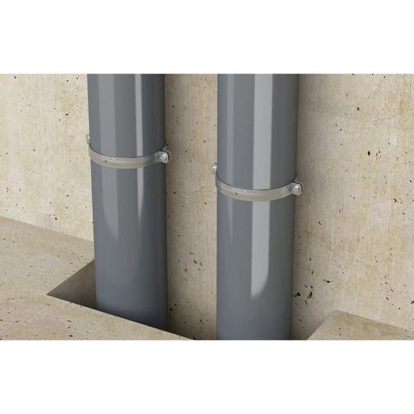 Zwei graue Abflussrohre mit Rohrschellen an einer Wand befestigt