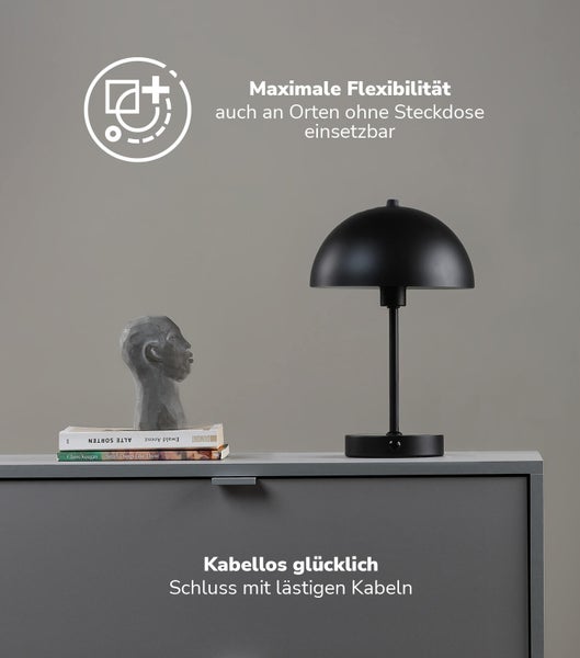 Kabellose schwarze Tischleuchte mit halbrundem Schirm auf einem Sideboard, flexibel einsetzbar ohne Steckdose.