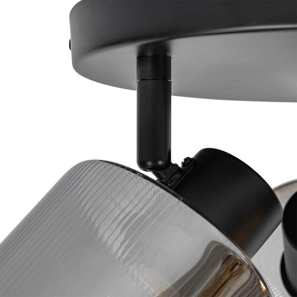 Detailaufnahme einer schwarzen Deckenleuchte mit Glasschirm