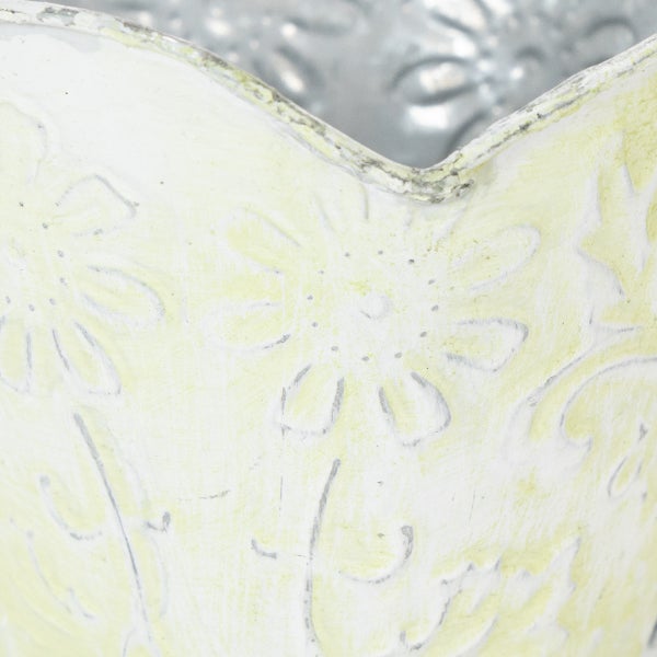 Detailansicht eines Metall-Pflanztopfes mit geprägtem Blumenmuster und Antik-Finish.