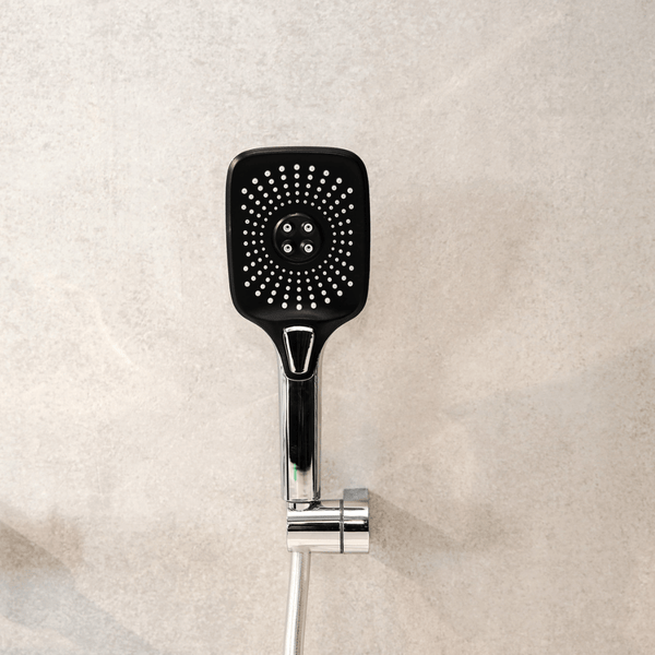 Detailansicht eines verchromten Badezimmeraccessoires