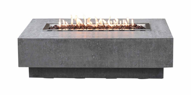 Rechteckiger Gas-Feuertisch für den Außenbereich in Beton-Optik mit Lavasteinen und Flammen.