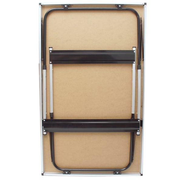 Zusammengeklappter Campingtisch mit Aluminiumrahmen