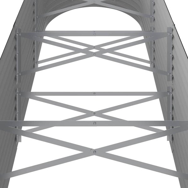 Innenansicht einer Metallkonstruktion mit horizontalen Streben und Kreuzverstrebungen zur Stabilisierung.