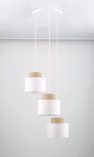 Hängelampe mit drei Lampenschirmen aus Stoff und Bast