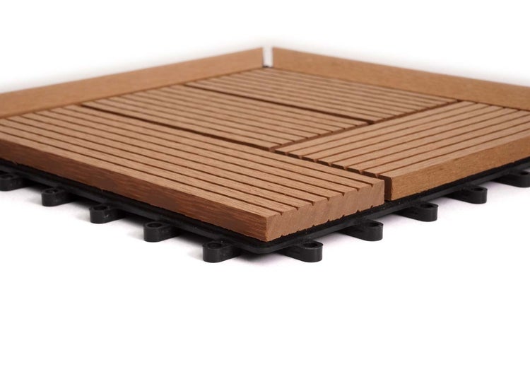 Klickfliese aus Holz-Kunststoff-Verbundwerkstoff in Holzoptik mit geriffelter Oberfläche und Klicksystem für Balkon oder Terrasse.