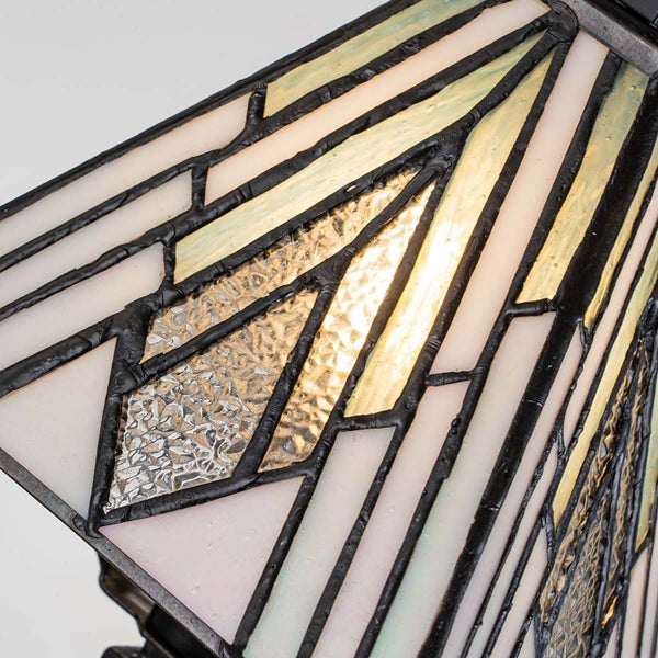 Detailaufnahme einer Tiffany Lampe mit geometrischem Muster und Glas