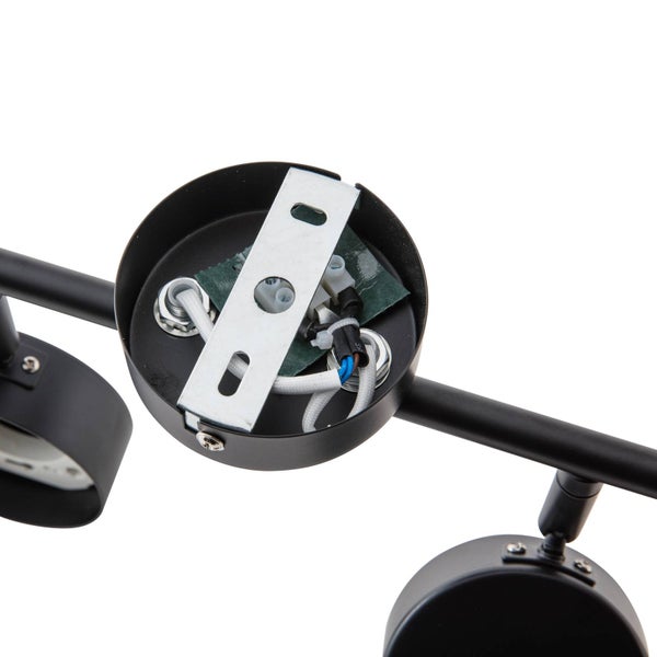 Detailansicht einer schwarzen Deckenleuchte mit offenem Anschlussraum