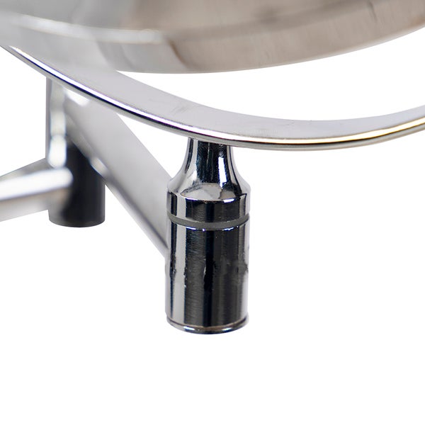 Detailaufnahme eines verchromten Servierständerfußes.