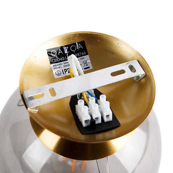 Detailansicht einer Deckenleuchte mit Montageplatte, Verkabelung und Qazqa Logo.