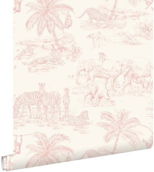 Rosa Vliestapete mit Safari-Tiere-Muster im Toile de Jouy Stil mit Elefanten, Zebras und Palmen.