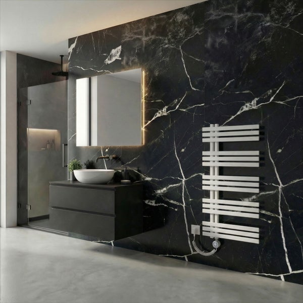 Modernes Badezimmer mit Marmor-Wandfliesen, Waschtischunterschrank, Aufsatzwaschbecken, Spiegel und weißem Elektro-Handtuchheizkörper.