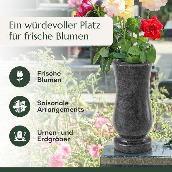 Steinerne Grabvase mit Blumen, geeignet für frische Blumen, saisonale Arrangements und die Gestaltung von Urnen- oder Erdgräbern.