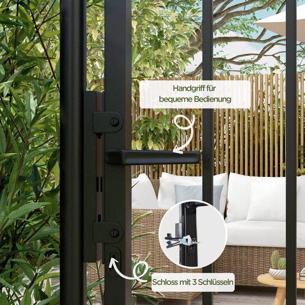 Schwarzer Handgriff und Schloss an einem Metallgartentor mit drei Schlüsseln vor einer hellen, organisierten Gartenlounge mit Holzlattenzaun.