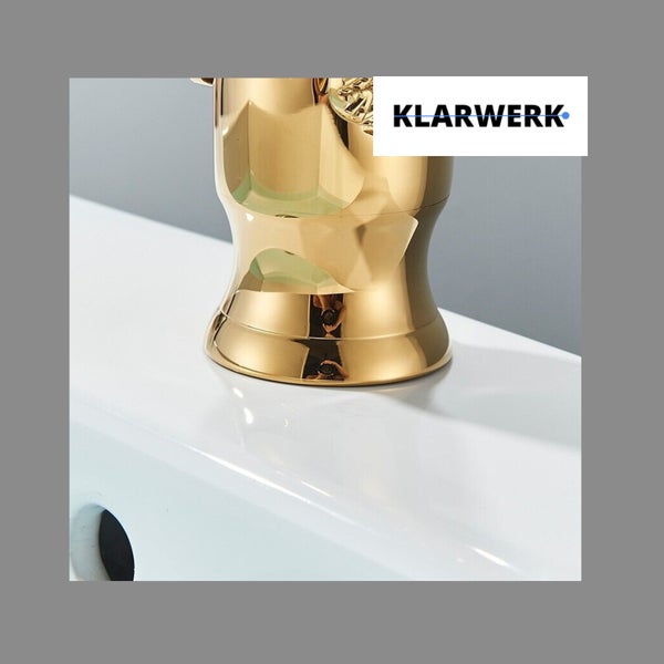 Klarwerk Waschtischarmatur in glänzender Optik auf einem weißen Waschbecken montiert