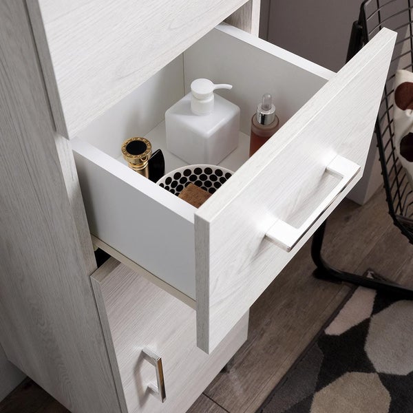 Ein organisierter, heller Badezimmerschrank in Holzoptik mit einer geöffneten Schublade, die verschiedene Pflegeprodukte enthält.