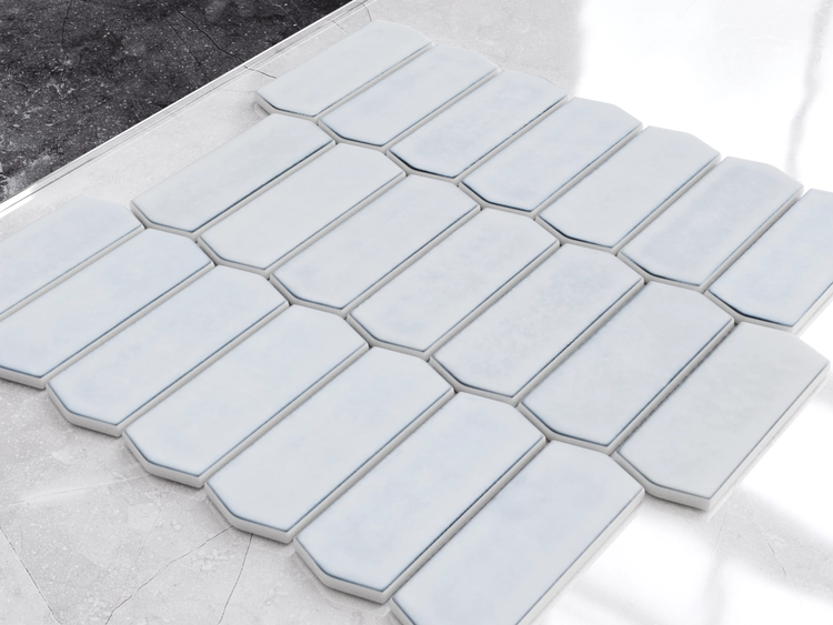 Längliche hexagonale Keramikfliesen in Picket-Form, angeordnet in einem Verlegemuster.