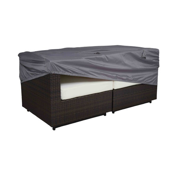 Wetterfeste Schutzhülle für Gartenmöbel, teilweise über ein dunkles Rattan-Lounge-Sofa mit hellen Polstern gezogen.