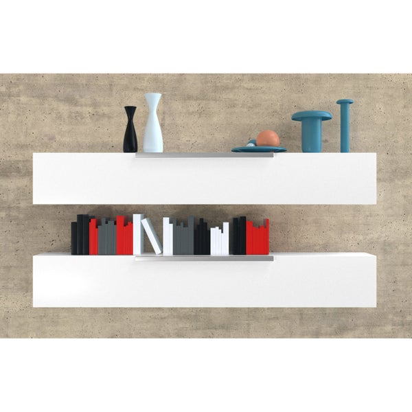 Zwei weiße Regale an der Wand mit Dekoration und Büchern.