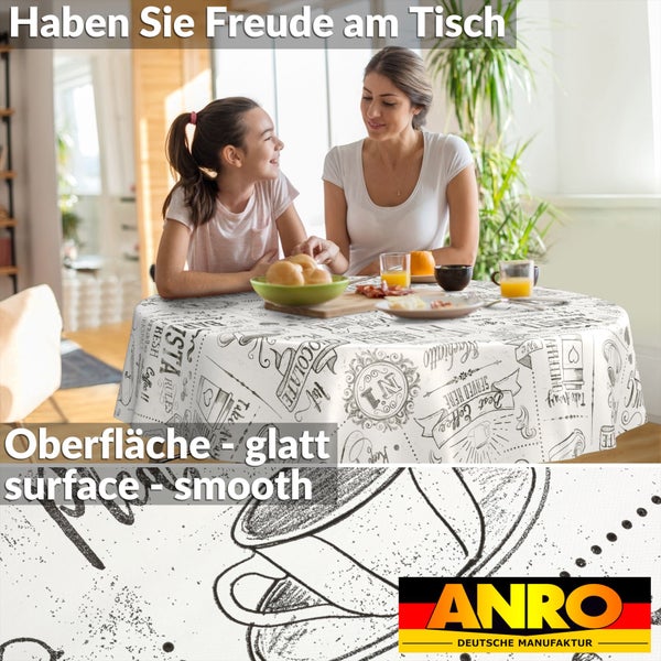 Eine Frau und ein Kind an einem runden Tisch mit glatter Tischdecke mit Kaffeemotiven. ANRO Deutsche Manufaktur Logo.