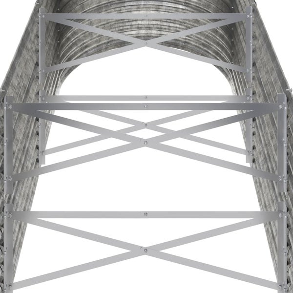 Pflanzglocke wird mit einer Gießkanne bewässert