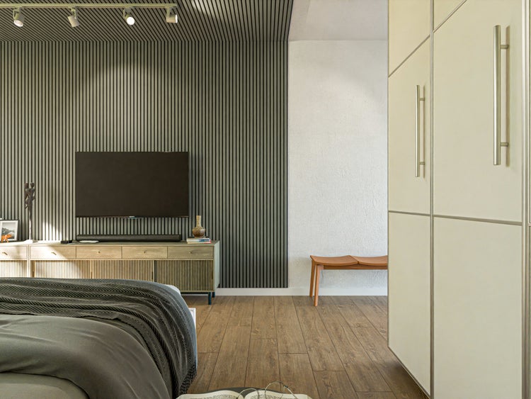 Modernes Schlafzimmer mit Wandpaneelen in Lamellenoptik, Fernseher auf einem Sideboard, Holzboden und Einbauschrank in einem hellen Raum.