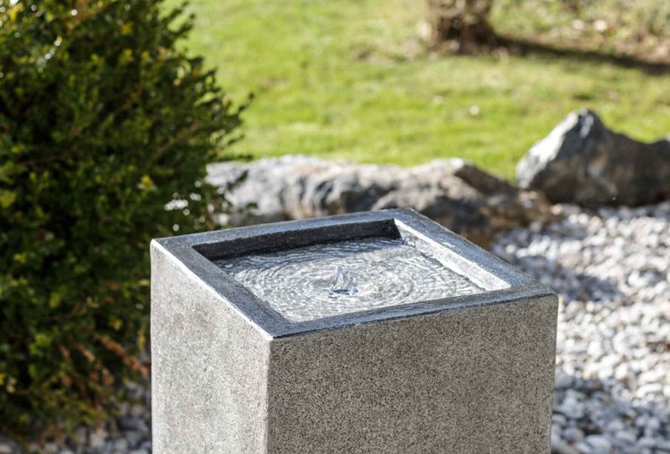 Gartenbrunnen aus Stein mit Wasserspiel