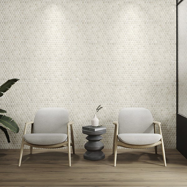 Wand mit runden Mosaikfliesen in einem modernen Raum mit zwei Sesseln, einem Beistelltisch und einer Zimmerpflanze.