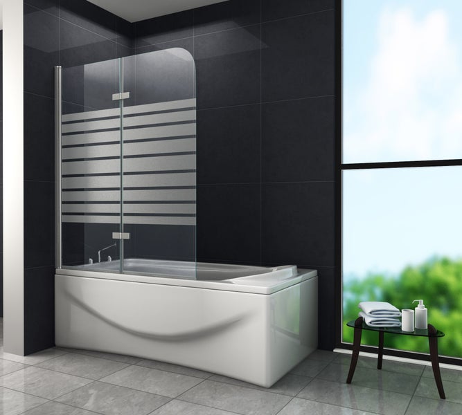 Modernes Badezimmer mit Badewanne und Duschwand aus Glas mit Streifenmuster
