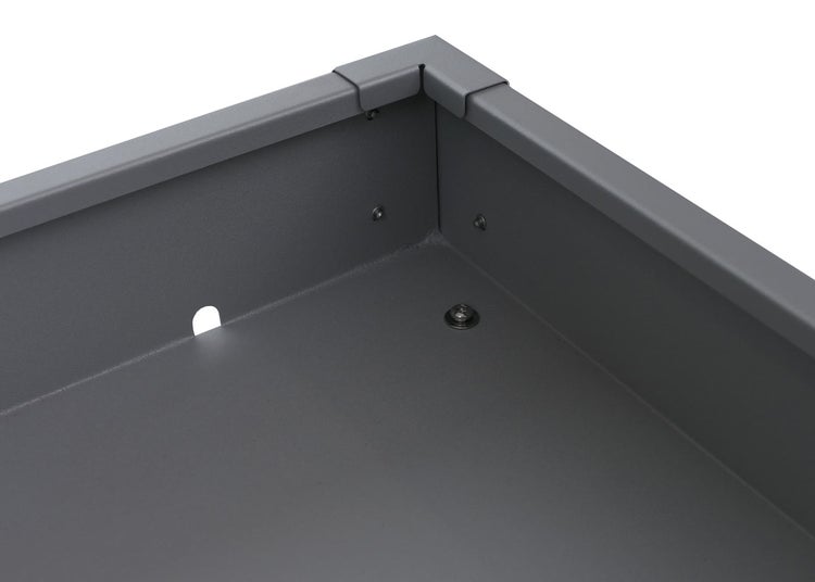 Graue Mähroboter-Garage aus Metall mit flacher Oberseite und dekorativen seitlichen Aussparungen.