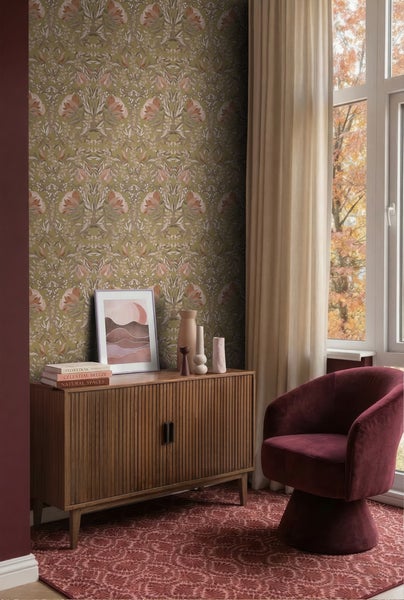 Einrichtungsbeispiel mit gemusterter Tapete, Regal, Tisch und dekorativen Elementen für ein wohnliches Ambiente.