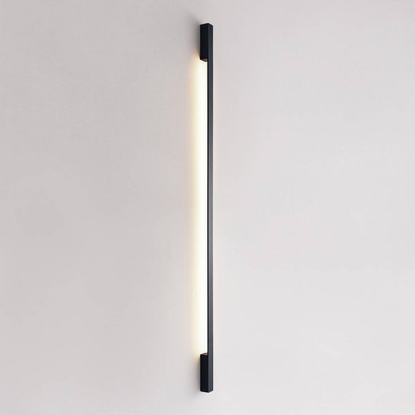 Schmale LED-Wandleuchte in Schwarz mit indirekter Beleuchtung in Stabform.