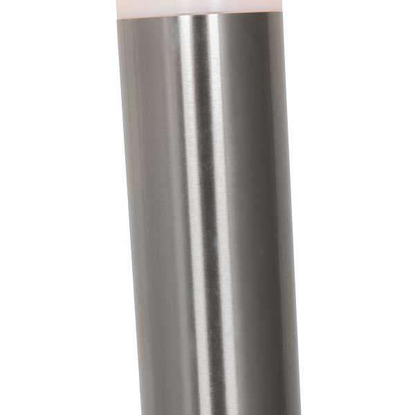 Nahaufnahme einer zylindrischen Außenleuchte aus gebürstetem Edelstahl mit Diffusor.