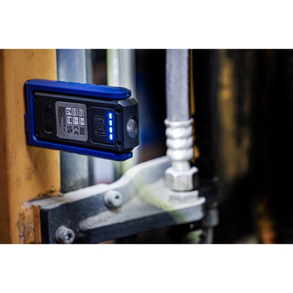 LED-Arbeitsleuchte mit schwenkbarem Bügel, an einer Metalloberfläche befestigt und eingeschaltet.