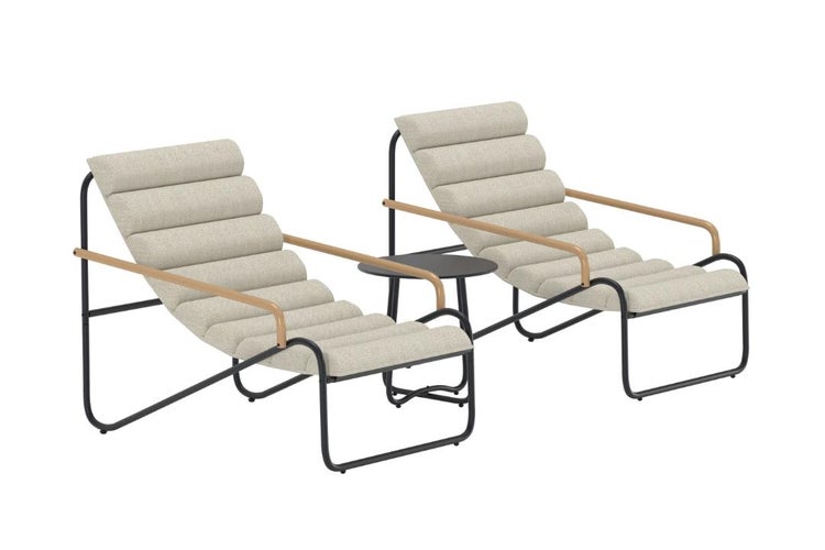 Gartenmöbel-Set bestehend aus zwei Liegestühlen mit gerippter Polsterung, Holz-Armlehnen und einem runden Beistelltisch, Metallgestell.