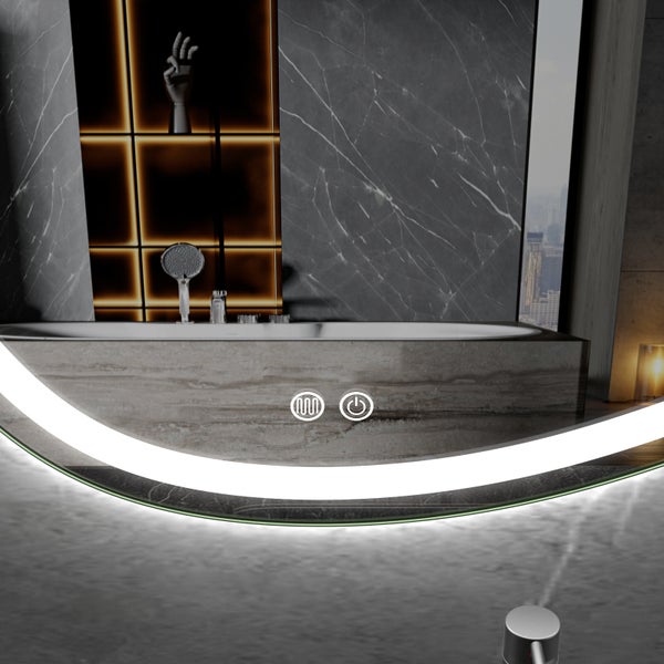 Modernes Badezimmer mit Badewanne, Dusche und beleuchtetem Spiegel