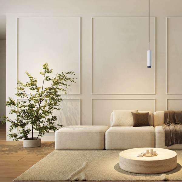 Helles Wohnzimmer mit modularem Sofa, Pflanze, Teppich, Couchtisch und Pendelleuchte