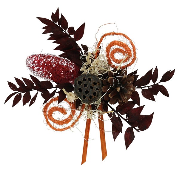 Dekoratives Gesteck mit Blättern, Zapfen und getrockneten Elementen