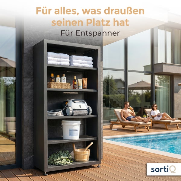 Ein hochstehendes Regal aus Metall auf einer Holzterrasse vor einem modernen Haus mit Pool, befüllt mit Handtüchern und Outdoor Zubehör.