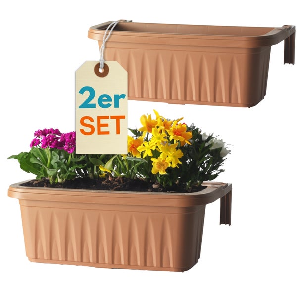 Zwei braune Balkonkästen mit Halterung, einer bepflanzt mit bunten Blumen