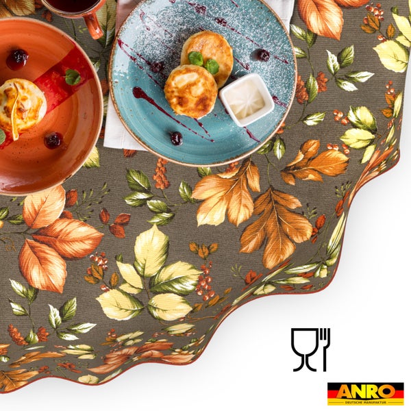 Tischdecke mit herbstlichem Blattmuster und Beeren, lebensmittelecht. ANRO Deutsche Manufaktur Logo.