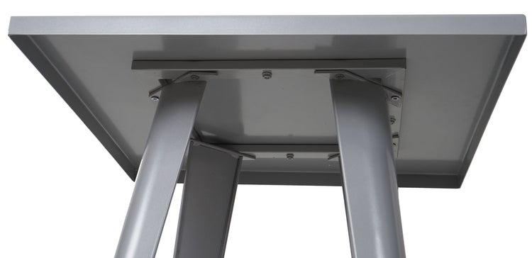 Detailansicht eines Tisches mit Metallbeinen und quadratischer Tischplatte
