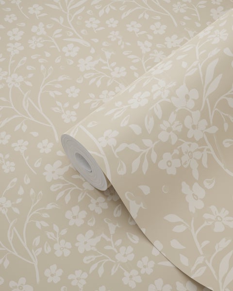 Vliestapete mit Blumenmuster, Zweigen und Blättern in Beige und Weiß.
