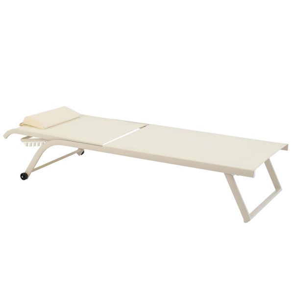 Beige Gartenliege aus Aluminium mit Textilbespannung, verstellbarem Kopfteil, Nackenkissen und Rollen.