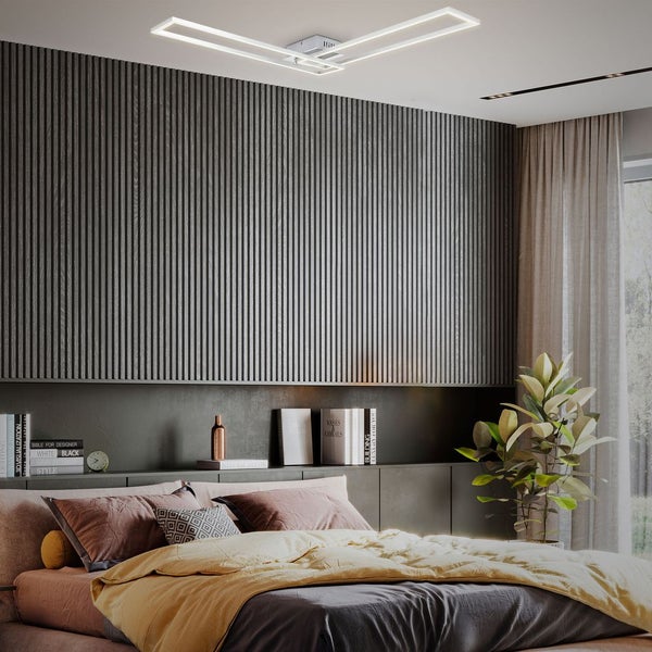 Moderne LED-Deckenleuchte mit zwei rechteckigen Rahmen in einem Schlafzimmer mit dunkelgrauer Lamellenwand, Bett und Zimmerpflanze.